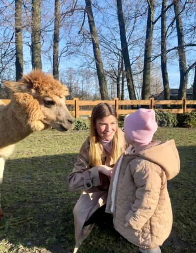 spotkanie dziecka z alpaką